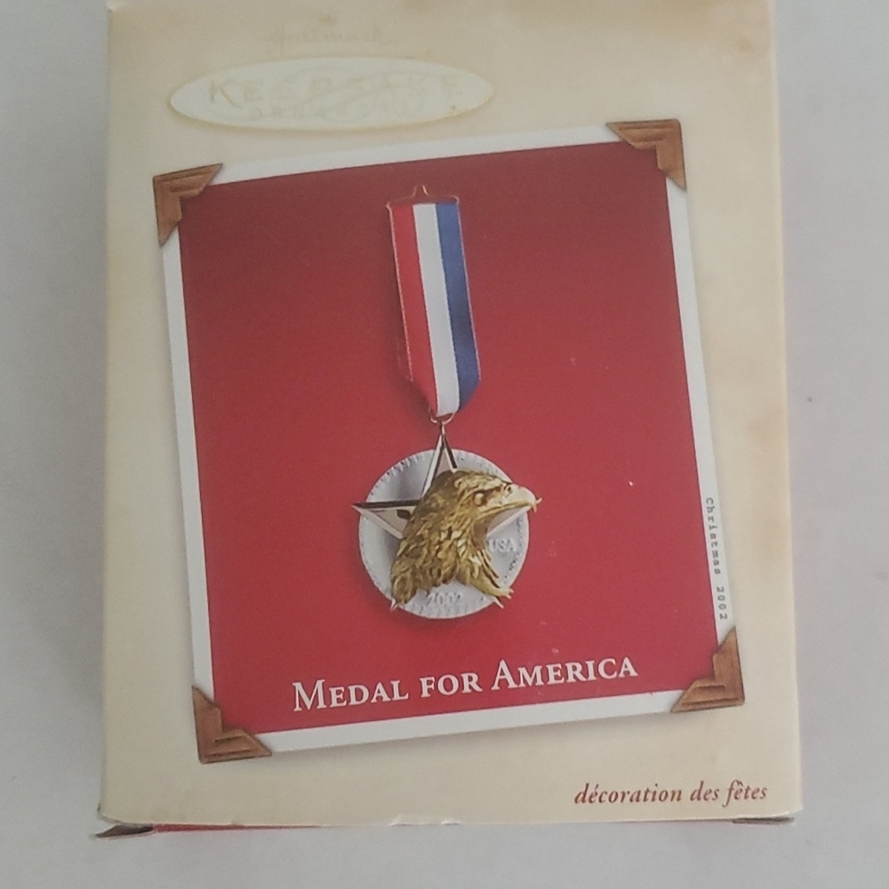 2002 Hallmark Keepsake Ornament Medal for America